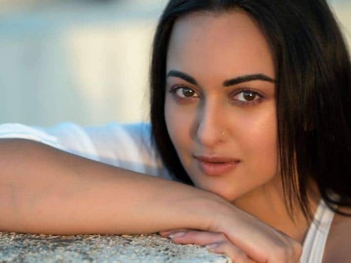 Sonakshi Sinha campaign mission josh with mumbai police against online harassment and trollers सोनाक्षी सिन्हा ने ऑनलाइन उत्पीड़न के खिलाफ छेड़ी जंग, मुंबई पुलिस के साथ शुरू किया 'मिशन जोश'
