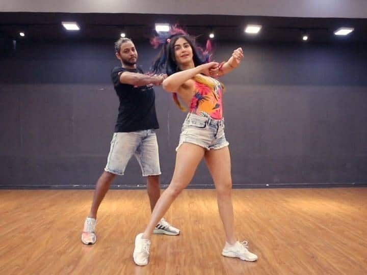 Adah Sharm dancing video viral on social media wih melvin louis अदा शर्मा का थ्रौबेक वीडियो हुआ वायरल, दिखाई दिए एक्ट्रेस के शानदार डांसिंग मूव्स