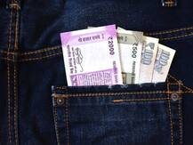 नौकरीपेशा लोगों को झटका, अगले साल से कम हो सकती है टेक होम सैलरी