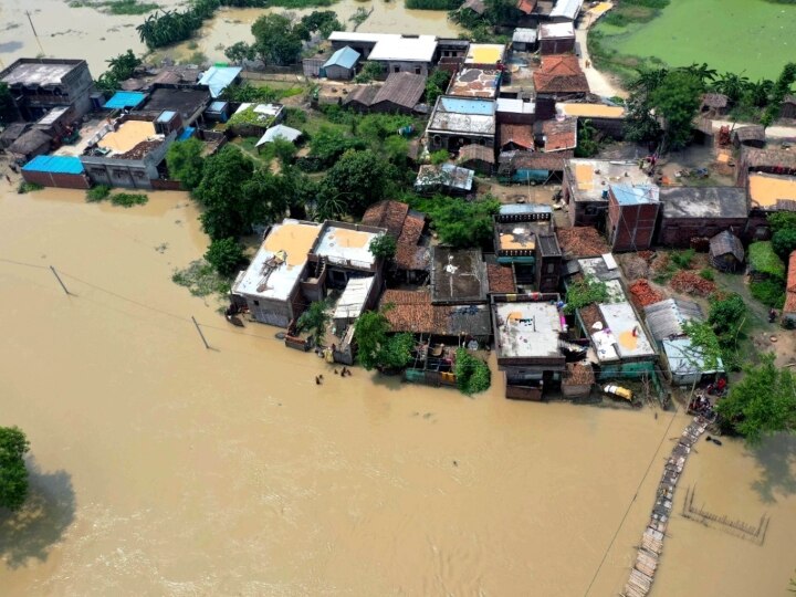 Bihar news: Muzaffarpur flood victims not following Coronavirus Social distancing norms- ann मुज़फ्फरपुर: बाढ़ और कोरोना के कहर में फंसे लोग, नहीं कर पा रहे सोशल डिस्टेंसिंग का पालन