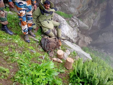 जम्मू: सुरक्षाबलों ने पुंछ में आतंकी ठिकाने को किया ध्वस्त, आस पास के इलाकों में सर्च ऑपरेशन जारी जम्मू: सुरक्षाबलों ने पुंछ में आतंकी ठिकाने को किया ध्वस्त, आस पास के इलाकों में सर्च ऑपरेशन जारी