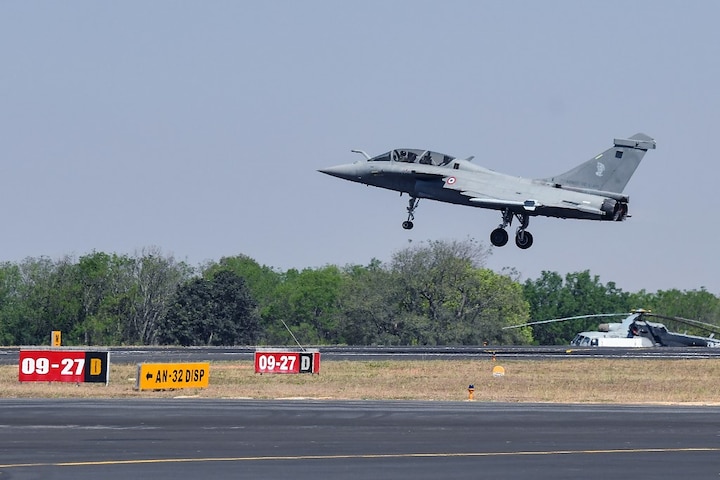 First Batch Of Rafales Flies Out Of France Know Features How will this aircraft strengthen India पाकिस्तान और चीन के छक्के छुड़ाने भारत आ रहा है राफेल, जानिए क्या है इस एयरक्राफ्ट की खूबियां