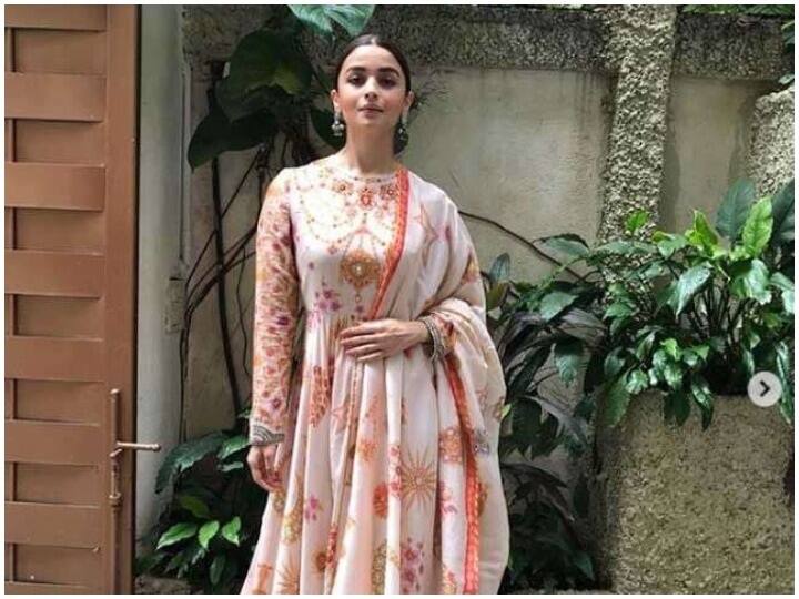 6 pictures that will take you inside Bollywood Actress Alia Bhatt wardrobe of Indian wear ये 6 तस्वीरें आपको आलिया भट्ट के इंडियन आउटफिट कलेक्शन से करवाएंगी रूबरू