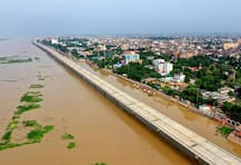 तस्वीरें: बिहार और असम में बाढ़ से हालात बद से बदतर, कोई पानी में तो कोई सड़क किनारे रहने को मजबूर