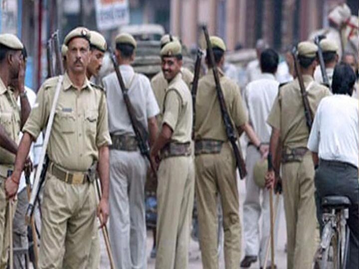 जौनपुर में गैंगस्टरों पर पुलिस का एक्शन, गांव-गांव मुनादी कर कुर्क की जा रही हैं अवैध संपत्तियां