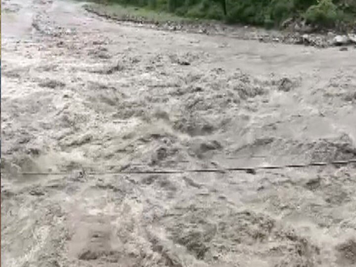 उत्तराखंड में आसमान से बरस रही है आफत, बारिश की वजह से चमोली में ढहा मकान, नदी में बह गई महिला