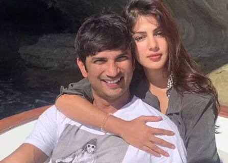 सुशांत के पिता द्वारा 25 जुलाई को राजीव नगर थाने में दर्ज प्राथमिकी में रिया चक्रवर्ती के अलावे इंद्रजीत चक्रवर्ती, संध्या चक्रवर्ती, शोविक चक्रवर्ती, सैमुअल मिरिंडा, श्रुति मोदी और अन्य के खिलाफ धोखाधड़ी, बेइमानी, बंधक बनाकर रखने और आत्महत्या के लिए मजबूर करने का आरोप लगाया है. 