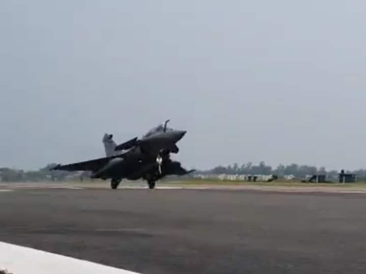 Rafale fighter jets received a great welcome at Ambala airbase, see first photo Rafale: अंबाला एयरबेस पर हुई राफेल लड़ाकू विमानों की लैंडिंग, देखें पहली तस्वीर
