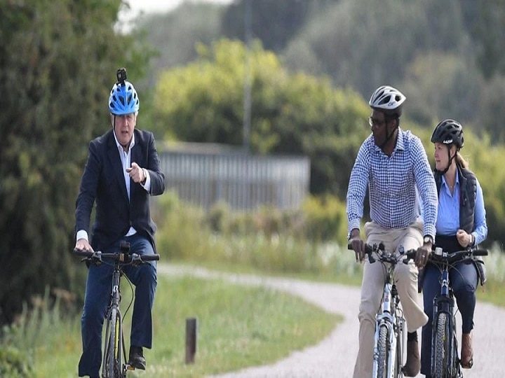 British Prime Minister Boris Johnson seen in Cycle of Made-in-India Hero मेड-इन-इंडिया की हीरो साइकिल चलाते नज़र आए ब्रिटेन के प्रधानमंत्री बोरिस जॉनसन