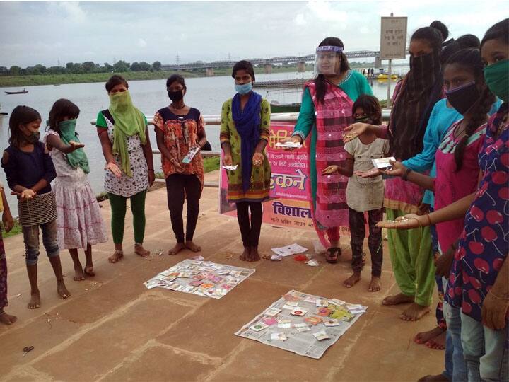 प्रयागराज: झुग्गी-झोपड़ियों में रहने वाली बच्चियां बना रहीं हैं कोरोना वॉरियर्स के लिए राखियां, जानें- क्या है खास girls making rakhis for corona warriors in prayagraj uttar pradesh प्रयागराज: झुग्गी-झोपड़ियों में रहने वाली बच्चियां बना रहीं हैं कोरोना वॉरियर्स के लिए राखियां, जानें- क्या है खास