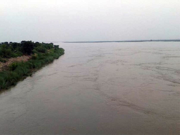 flood like situation in Many villages uttar pradesh rivers water level rise Weather Update: यूपी में बारिश और बांधों के पानी से नदियों में उफान, जानें- मौसम का हाल