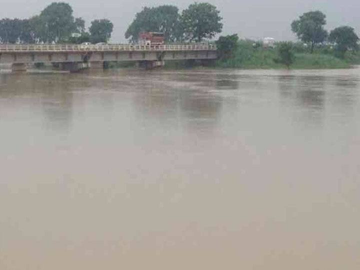 Weather Update: यूपी में बारिश और बांधों के पानी से नदियों में उफान, जानें- मौसम का हाल