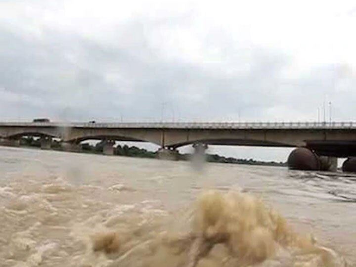 Weather Update: यूपी में बारिश और बांधों के पानी से नदियों में उफान, जानें- मौसम का हाल