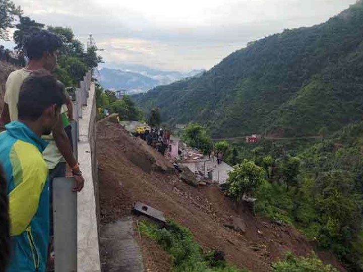 उत्तराखंड: पहाड़ों में बारिश से कई जगह टूटी चट्टानें, टिहरी में मकान पर गिरा पुश्ता, तीन लोग दबे