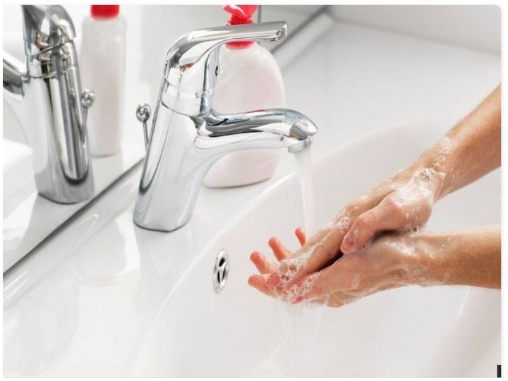 क्या पानी से कोरोना वायरस को पूरी तरह मारा जा सकता है? जानें रूसी वैज्ञानिकों का दावा Russia: New study claims water can kill coronavirus within 72 hours क्या पानी से कोरोना वायरस को पूरी तरह मारा जा सकता है? जानें रूसी वैज्ञानिकों का दावा