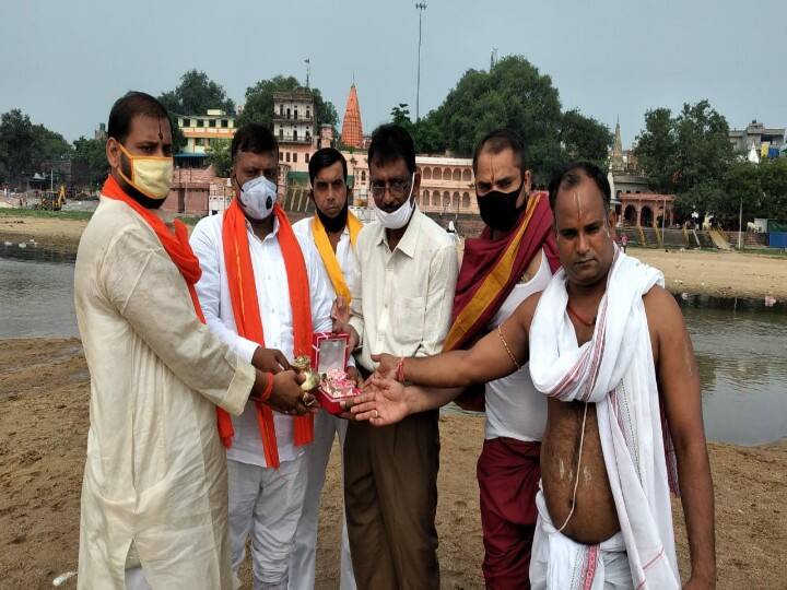 Special worship performed in the Vishnupad temple of brick sent for the foundation stone of Ram temple ann गया के विष्णुपद मंदिर में की गई शिलान्यास में इस्तेमाल होने वाली चांदी की ईंट की विशेष पूजा