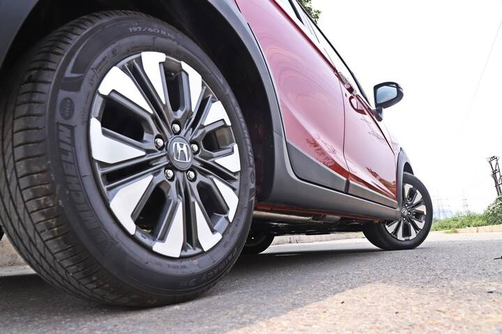 इसकी कीमत 8.5 लाख रुपये से शुरू होती है और टॉप के लिए 10.9 लाख रुपये है. WR-V ऑटोमैटिक ऑप्शन के लिहाज से मात खाती है और कुछ फीचर्स की कमी है लेकिन एक क्रॉसओवर होने के लिहाज से ये बेहतरीन कार है. ये एक हैचबैक से थोड़ी महंगी है और थोड़ी सस्ती भी है क्योंकि इसमें और यूजेबिलिटी हैं जो इसके टफ सस्पेंशन के कारण मिलती है. इसका ग्राउंड क्लियरेंस और इसका शानदार स्पेस इसे खास बनाता है. ये एक इंट्रेस्टिंग कार हो सकती है और प्रेक्टिकल कार भी है. 