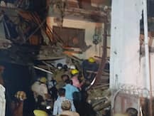 नोएडा में निर्माणाधीन इमारत गिरने से 2 लोगों की मौत, जिलाधिकारी ने दिए जांच के आदेश