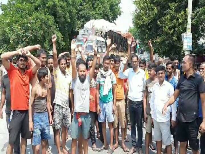 बाढ़ पीड़ितों ने एसएच-73 जाम कर किया हंगामा, मौके पर पहुंचे पदाधिकारी और मुखिया को बनाया बंधक Flood victims jammed SH-73, took hostage of mukhiya and officer ann बाढ़ पीड़ितों ने एसएच-73 जाम कर किया हंगामा, मौके पर पहुंचे पदाधिकारी और मुखिया को बनाया बंधक