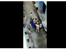 झांसी पुलिस की दंपति से बदसलूकी, महिला से की अभद्रता पति को डंडे से पीटा, सोशल मीडिया पर वीडियो वायरल