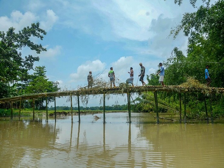 Assam floods forced to People break house with their own hands, possibility of heavy rains in Bihar-UP-Kerala असम में बाढ़ से परेशान लोग खुद अपने हाथों से घर तोड़ने को मजबूर, बिहार-यूपी-केरल में भारी बारिश की संभावना