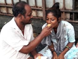 फौलादी इरादों को नहीं रोक सकती बाधाएं: फुटपाथ पर पढ़कर अस्मा शेख ने पास की 10वीं की परीक्षा, MLA ने किया नौकरी देने का वादा