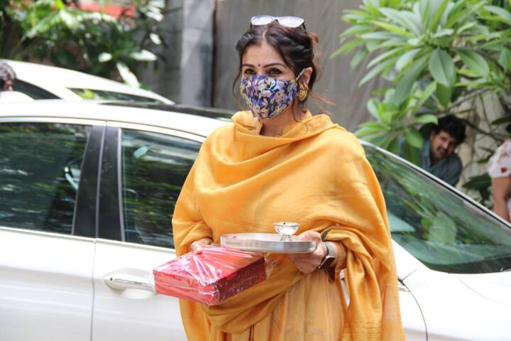 हालांकि इस दौरान रवीना टंडन कोरोना से भी अपनी सुरक्षा करती दिखाई दीं. (Photo Credit: Manav Manglani)