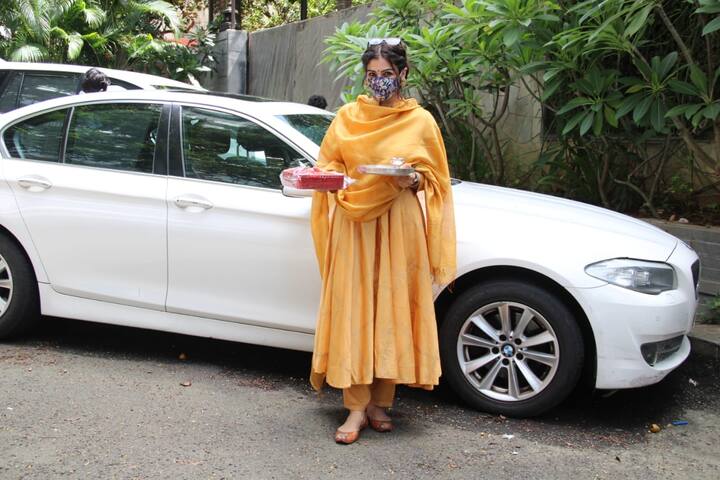 रवीना का ये यैले एथनिक लुक फैंस को काफी पसंद आ रहा है. (Photo Credit: Manav Manglani)