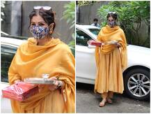 हाथों में मिठाई और पूजा की थाली लिए भाई के घर रक्षाबंधन मनाने पहुंचीं रवीना टंडन, सामने आई बेहद खूबसूरत तस्वीरें