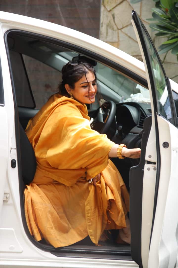 तस्वीरों में आप देख सकते हैं कि इस दौरान रवीना टंडन मास्क लगाए और एथनिक लुक में बेहद खूबसूरत अंदाज में दिखाई दीं. (Photo Credit: Manav Manglani)