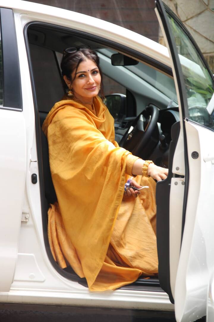 इस दौरान रवीना टंडन बेहद खुश नजर आ रही थीं. (Photo Credit: Manav Manglani)