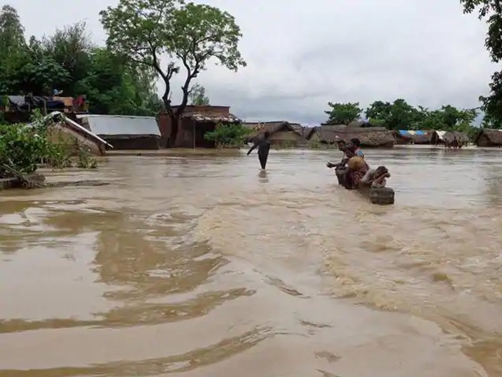 UP Flood 820 Village Affected from Flood in Uttar Pradesh ABP Ganga उत्तर प्रदेश में बाढ़ से प्रभावित हैं 820 गांव, 15 जिलों के 173 गांवों का सड़क मार्ग से भी संपर्क टूटा