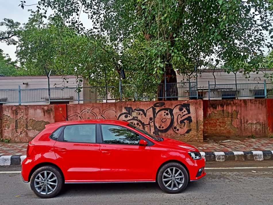 Volkswagen Polo 1.0 टीएसआई रिव्यू: सबसे अफोर्डेबल जर्मन कार की खूबियां जानें