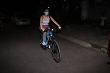 In Pics: देर रात मुंबई की सड़कों पर हॉट अंदाज में साइकिल चलाने निकली ये बॉलीवुड अभिनेत्री, सामने आई ऐसी-ऐसी तस्वीरें