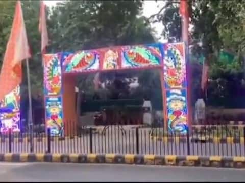 BJP सांसद प्रवेश वर्मा ने सरकारी आवास के बाहर बनवाया भव्य राम द्वार, भूमि पूजन के बाद बांटेंगे 1000 किलो लड्डू BJP सांसद प्रवेश वर्मा ने सरकारी आवास के बाहर बनवाया भव्य राम द्वार, भूमि पूजन के बाद बांटेंगे 1000 किलो लड्डू