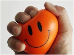 स्‍ट्रेस बॉल सिर्फ तनाव ही नहीं बल्कि मांसपेशियों के दर्द को भी दूर करने में है मददगार, जानें इसके अन्‍य फायदे