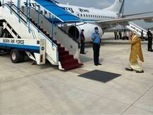 अयोध्या के लिए रवाना हुए पीएम मोदी, सुनहरी रंग का कुर्ता पहने एयरपोर्ट पर आए नजर, देखिए आज की पहली तस्वीर