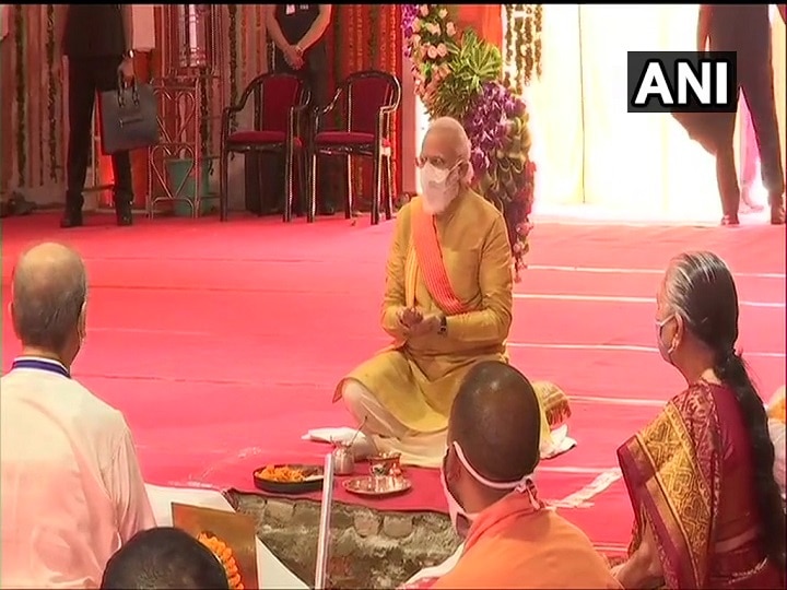 PM Modi Lays Foundation Of Ram Mandir At Janmabhoomi In Ayodhya राम जन्मभूमि पूजन के वो 32 सेकंड, जब पीएम मोदी ने मंदिर निर्माण की रखी नींव