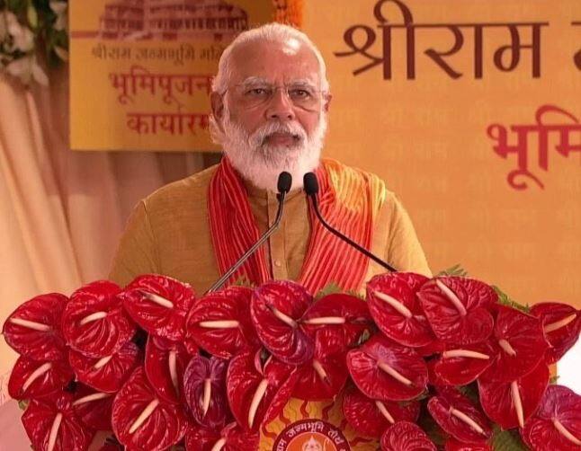आज के दिन राम की नगरी अयोध्या में एक इतिहास लिखा गया. आज प्रधानमंत्री नरेंद्र मोदी राम जन्मभूमि के शिलान्यास के लिए अयोध्या पहुंचे. शिलान्यास से पहले उन्होंने हनुमानगढ़ी पहुंचकर हनुमान जी की पूजा-अर्चना की और फिर राम जन्मभूमि क्षेत्र पहुंचकर भगवान राम को दंडवत प्रणाम किया.