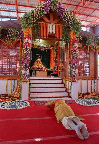 राम मंदिर के भूमि पूजन को लेकर करोड़ों श्रद्धालुओं का 500 वर्ष पुराना इंतजार खत्म हो चुका है. करीब 30 वर्षों की लंबी प्रतीक्षा के बाद आज प्रधानमंत्री मोदी रामलला के दर्शन करने पहुंचे और उनके दरबार में पहुंचते ही दंडवत प्रणाम किया.