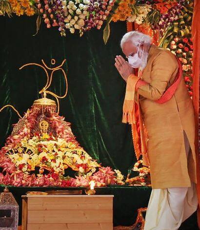 प्रधानमंत्री ने जमीन पर सीधे लेटकर श्रीराम को दंडवत प्रणाम किया और फिर माल्यार्पण कर भोग लगाया. इसके बाद उन्होंने दान पेटी में कुछ दक्षिणा डाली और भूमि पूजन स्थल के लिए निकल पड़े.