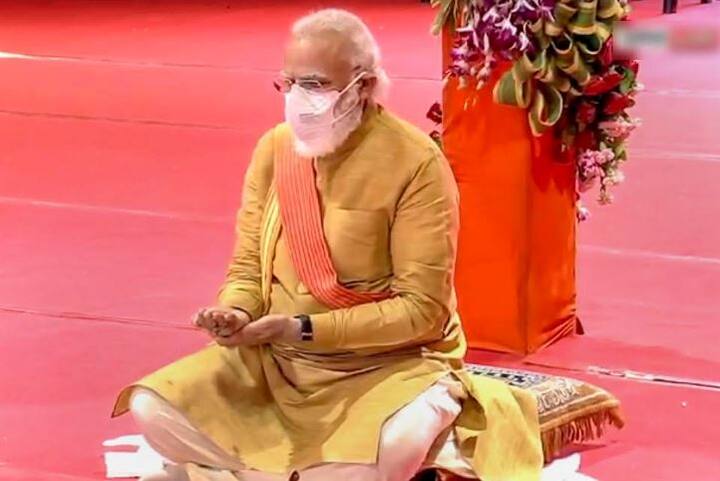 बता दें कि इससे पहले 1992 में जन्मभूमि आंदोलन के दौरान प्रधानमंत्री मोदी एक कारसेवक के रूप में अयोध्या आए थे. उसी समय उन्होंने रामलला के दर्शन किए थे. इसके बाद राम मंदिर को लेकर चल रही तमाम विघ्नों और बाधाओं के खत्म होने के बाद जब मंदिर निर्माण को लेकर सुप्रीम कोर्ट ने आदेश दे दिया, उसके बाद ही मोदी दोबारा रामलला के दरबार में आए हैं.