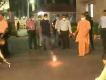 भूमि पूजन के बाद मुख्यमंत्री योगी आदित्यानाथ ने अपने आवास पर की आतिशबाजी, मनाया दीपोत्सव