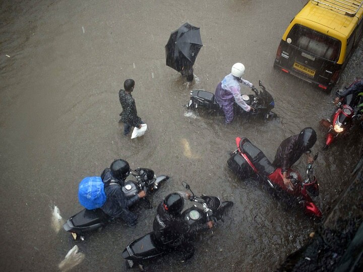  Rail and road traffic disrupted due to heavy rains in Mumbai मुंबई में भारी बारिश से रेल और सड़क यातायात बाधित, पालघर स्टेशन पर पटरियों में जलभराव