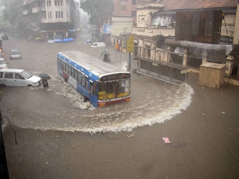 तस्वीरें: मुंबई में भारी बारिश का कहर, सीएम उद्धव ठाकरे ने की लोगों से घरों से बाहर ना निकलने की अपील तस्वीरें: मुंबई में भारी बारिश का कहर, सीएम उद्धव ठाकरे ने की लोगों से घरों से बाहर ना निकलने की अपील