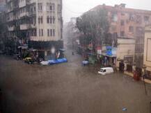 तस्वीरें: मुंबई में भारी बारिश का कहर, सीएम उद्धव ठाकरे ने की लोगों से घरों से बाहर ना निकलने की अपील