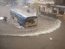 Mumbai Rains: भारी बारिश से थमी मुंबई की रफ्तार, 2 लोकल ट्रेनों से 500 लोगों को बचाया गया, रेड अलर्ट घोषित
