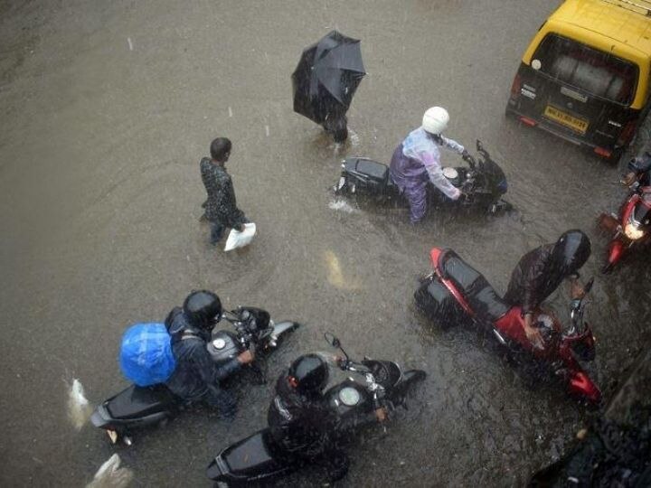 Water in low-lying areas becomes problem after rain in Mumbai, rain alert for whole week मुंबई में भारी बारिश के बाद परेशानी बना निचले इलाकों में भरा पानी, पूरे हफ्ते बारिश का अलर्ट