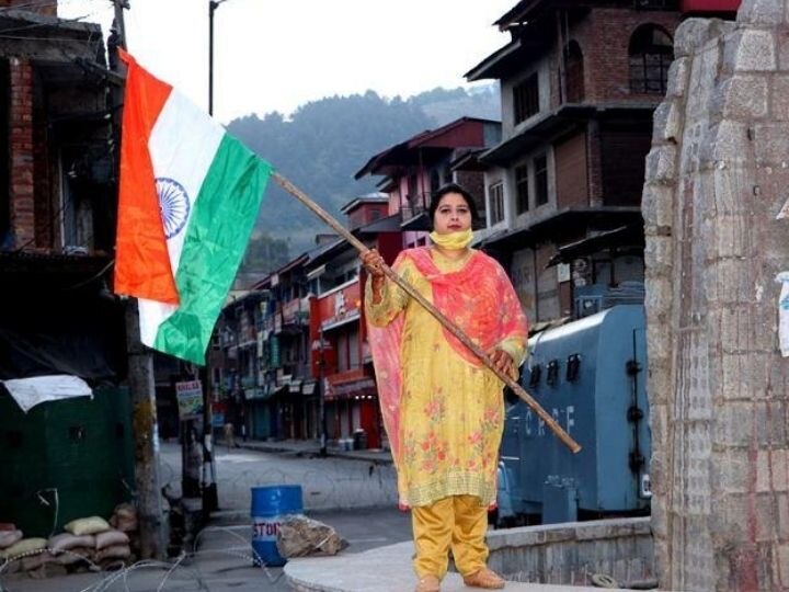 J&K:  Article 370 anniversary, BJP leader hoisted the tricolor at Lal Chowk, celebrating by distributing sweets J&K: Article 370 हटने की सालगिरह पर बीजेपी नेता ने लाल चौक पर फहराया तिरंगा, मिठाई बांटकर मनाया जश्न