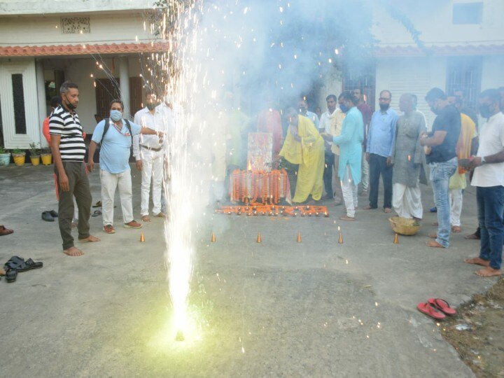 Ram Mandir: People happy with the foundation stone of the grand Ram temple celebrated Deepotsav, distributed sweets to each other ann Ram Mandir: भव्य राम मंदिर के शिलान्यास से खुश लोगों ने मनाया दीपोत्सव, एक-दूसरे को बांटी मिठाई